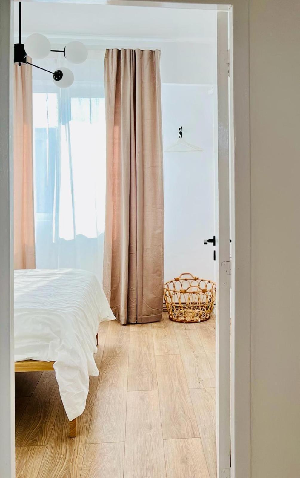 Urban Parkside Retreat Cozy 2-Bed Ap By Metro Apartment Bucureşti Ngoại thất bức ảnh